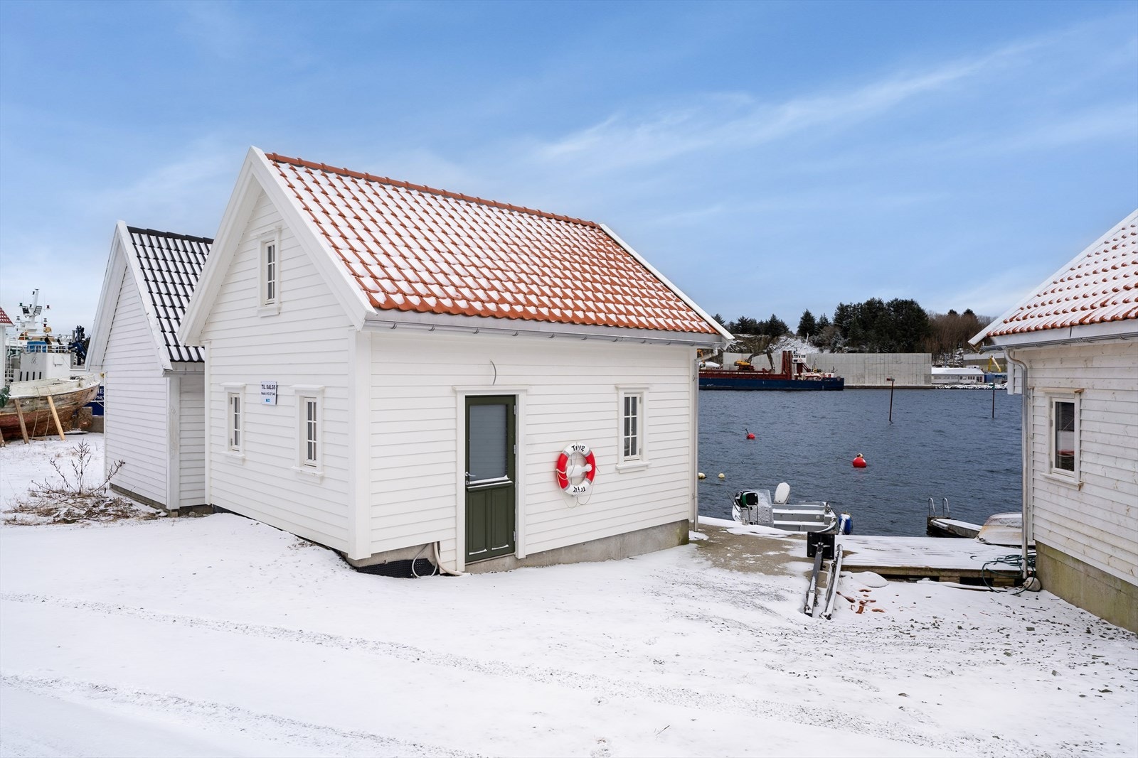 Naustet har en lun og flott beliggenhet til sjø - like sør for moloen i Veavågen Galleribilde