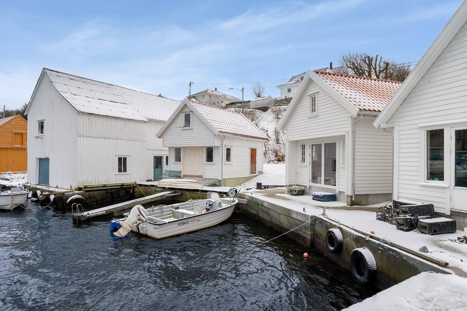 Eiendommen har ca. 7,5 meter sjølinje, og fortøyningsbom til båt medfølger i handelen Galleribilde