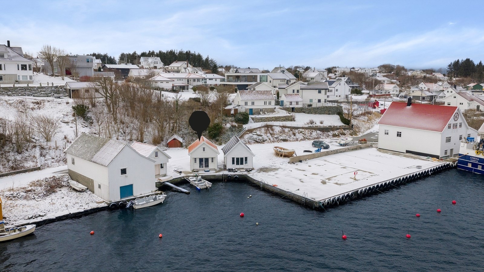 Det er også gruset gårdsplass med parkering til to biler på egen tomt Galleribilde
