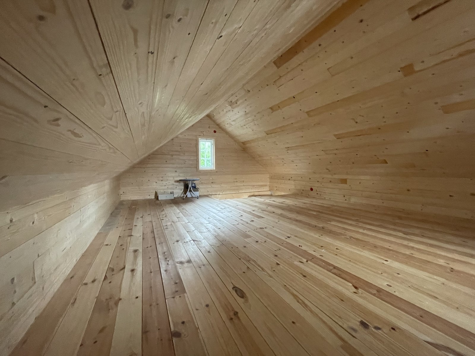 Naustet har også er romslig loft med lav takhøyde der det er god lagringsplass (selgers bilde) Galleribilde