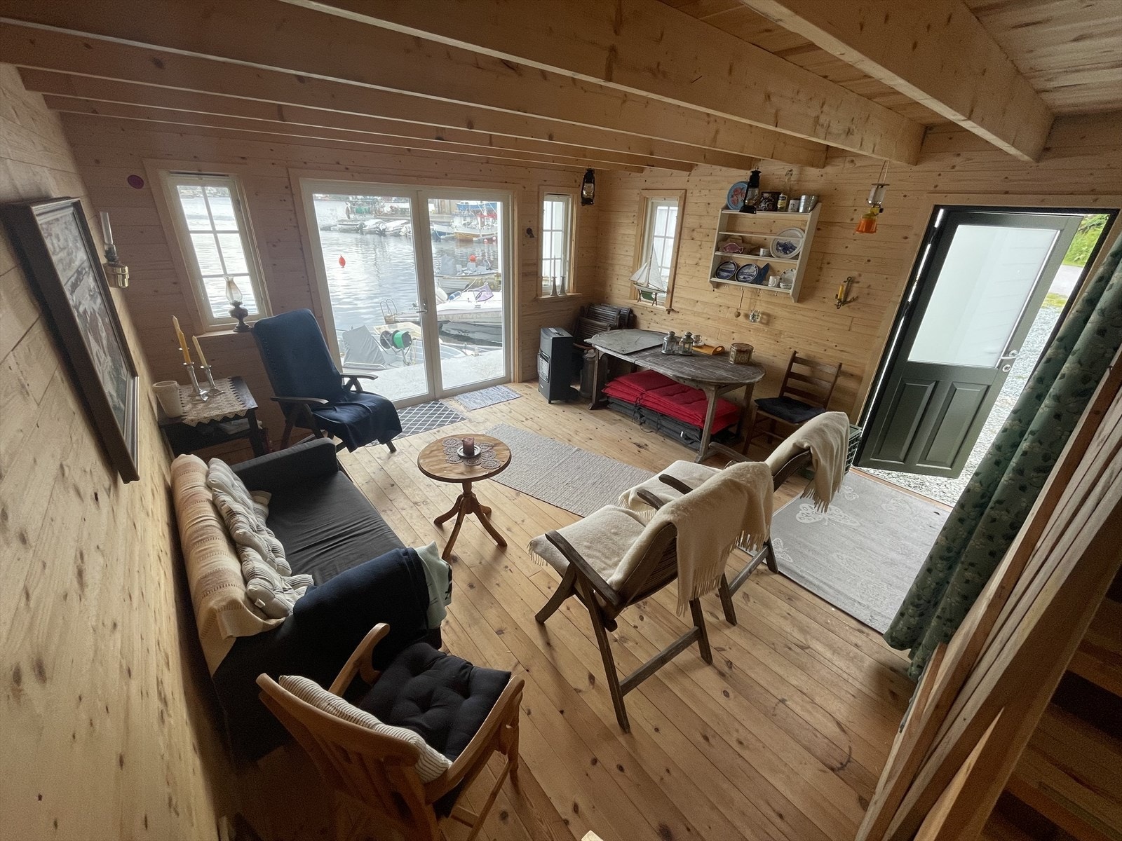 Naustet er innredet med et stort rom i 1. etasje som er kledd med furu på gulv og vegger
(selgers bilde) Galleribilde