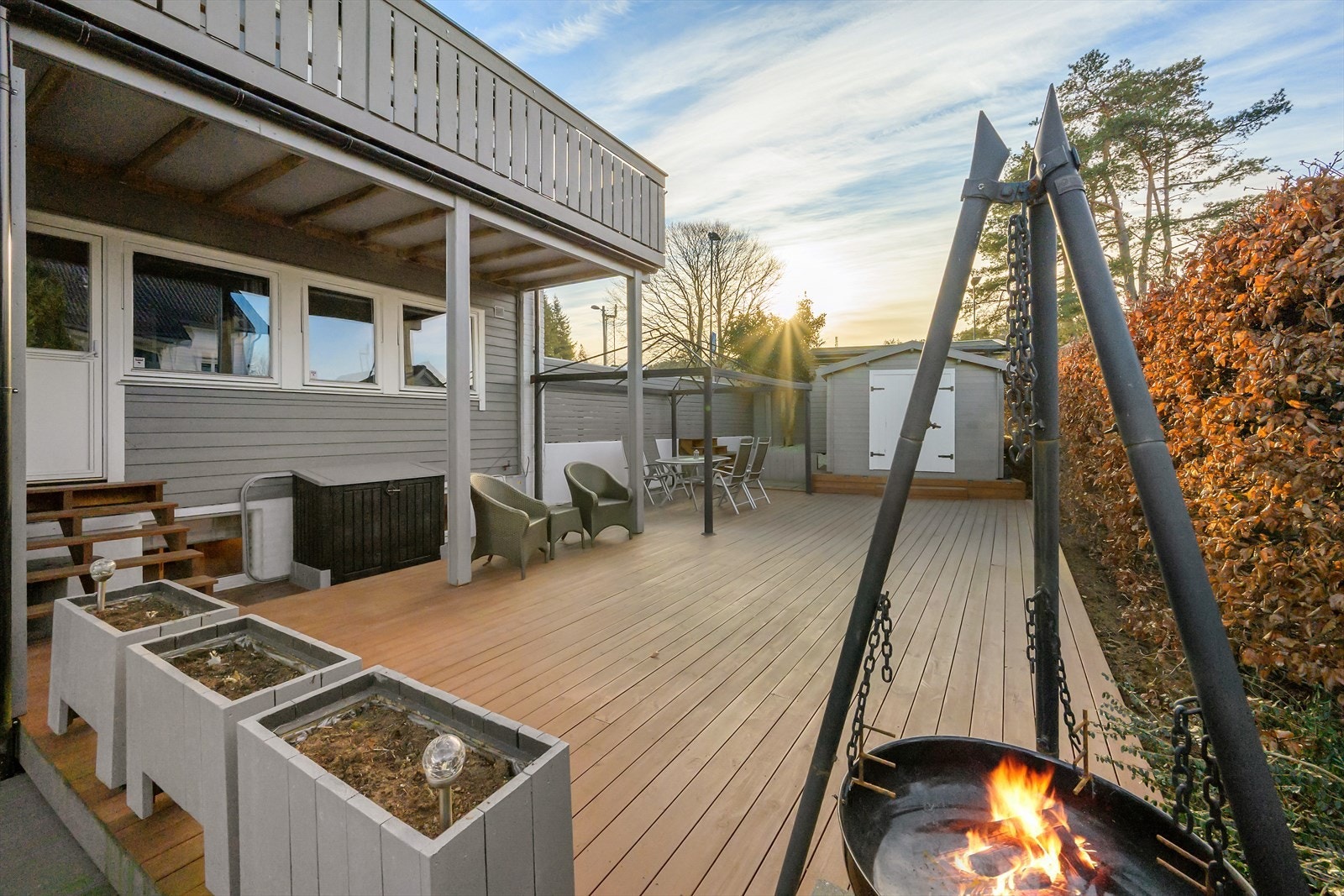 Romslig, vestvendt terrasse med bod Galleribilde