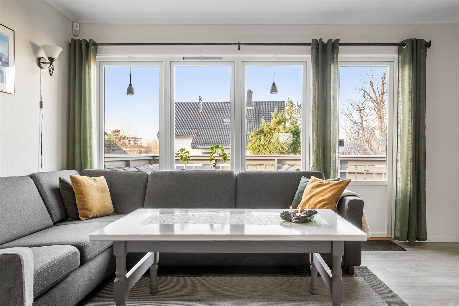 Stuen har store vindusflater med gode lysforhold Galleribilde