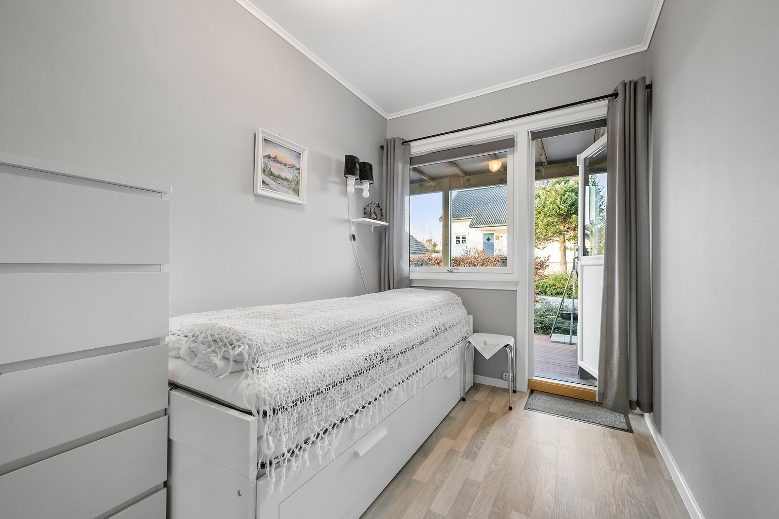 Soverom med utgang til terrasse Galleribilde