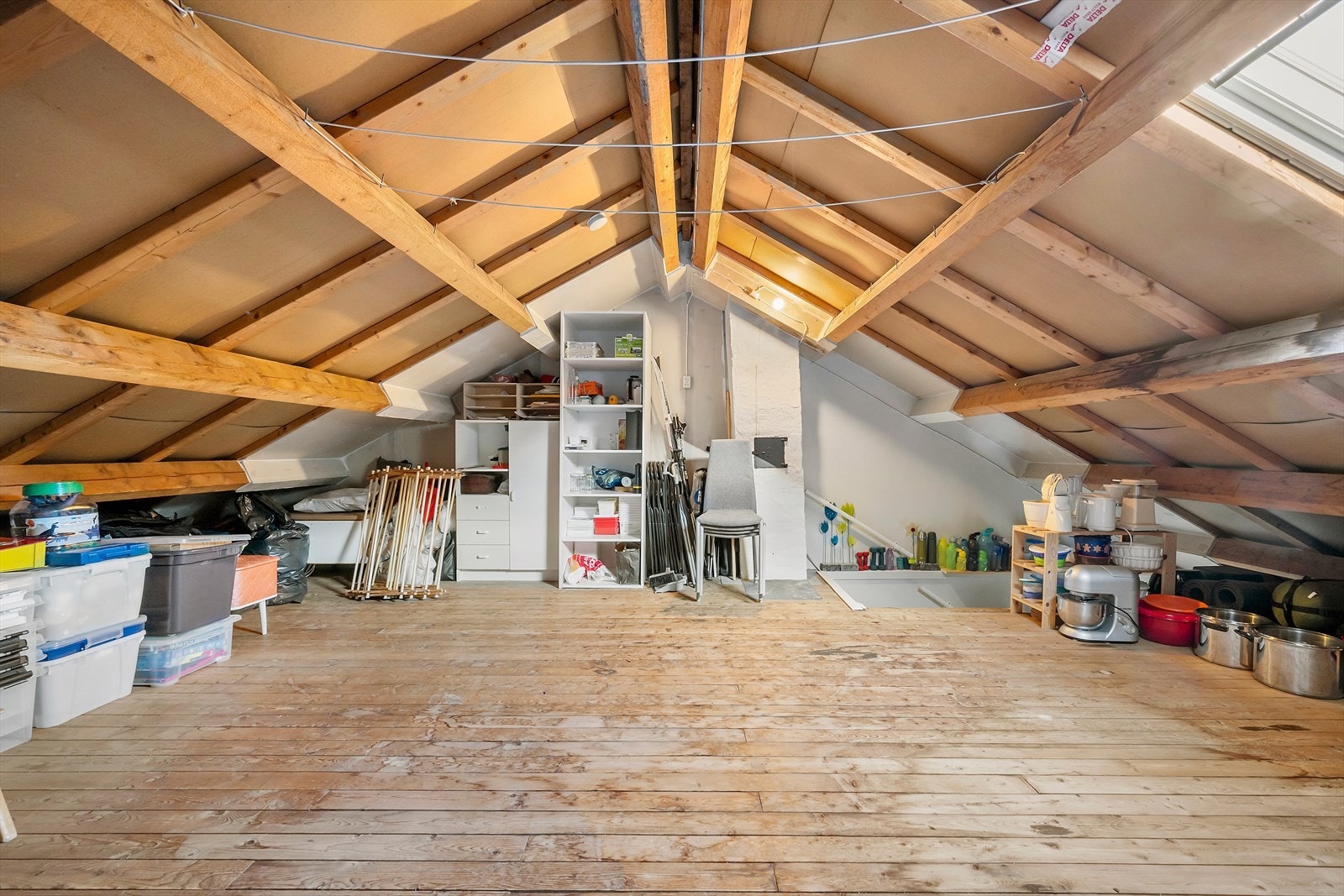 Loft med god lagringsplass Galleribilde