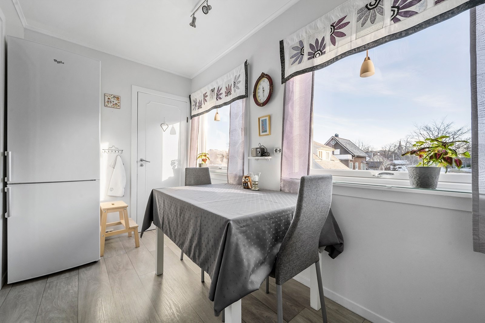 Praktisk kjøkken med plass til et lite spisebord. Galleribilde