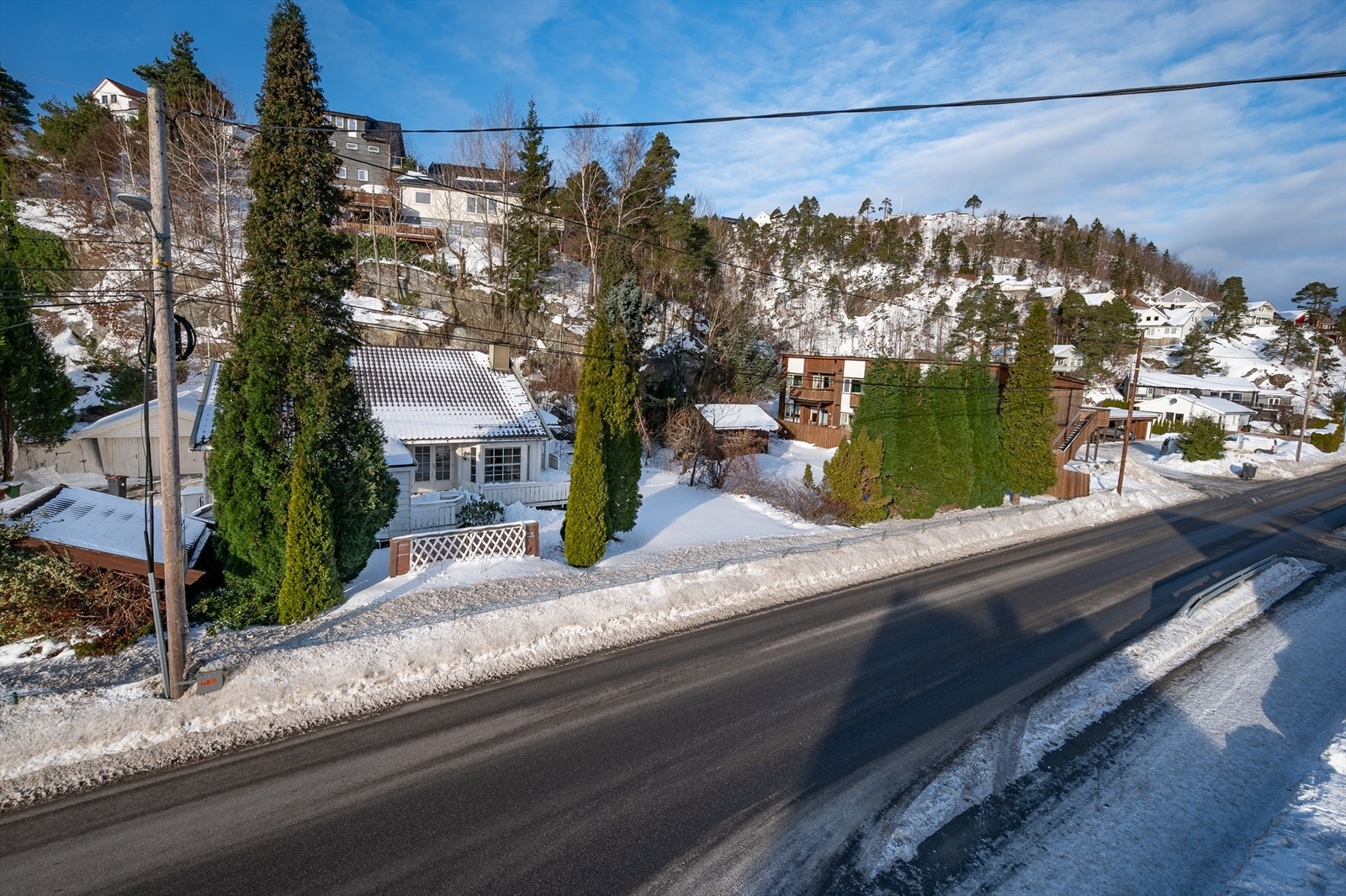 Eiendommen består av to bruksnummer med et samlet areal på 1 288.4 kvm Galleribilde