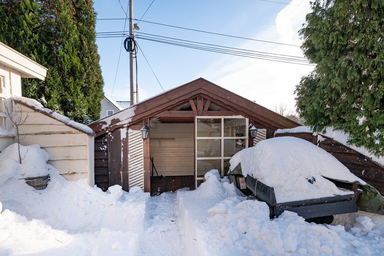 Skjermet uteplass med hagestue Galleribilde