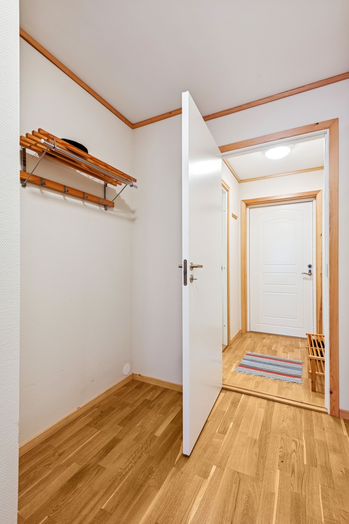 Gang med god plass til garderobeløsning. Galleribilde