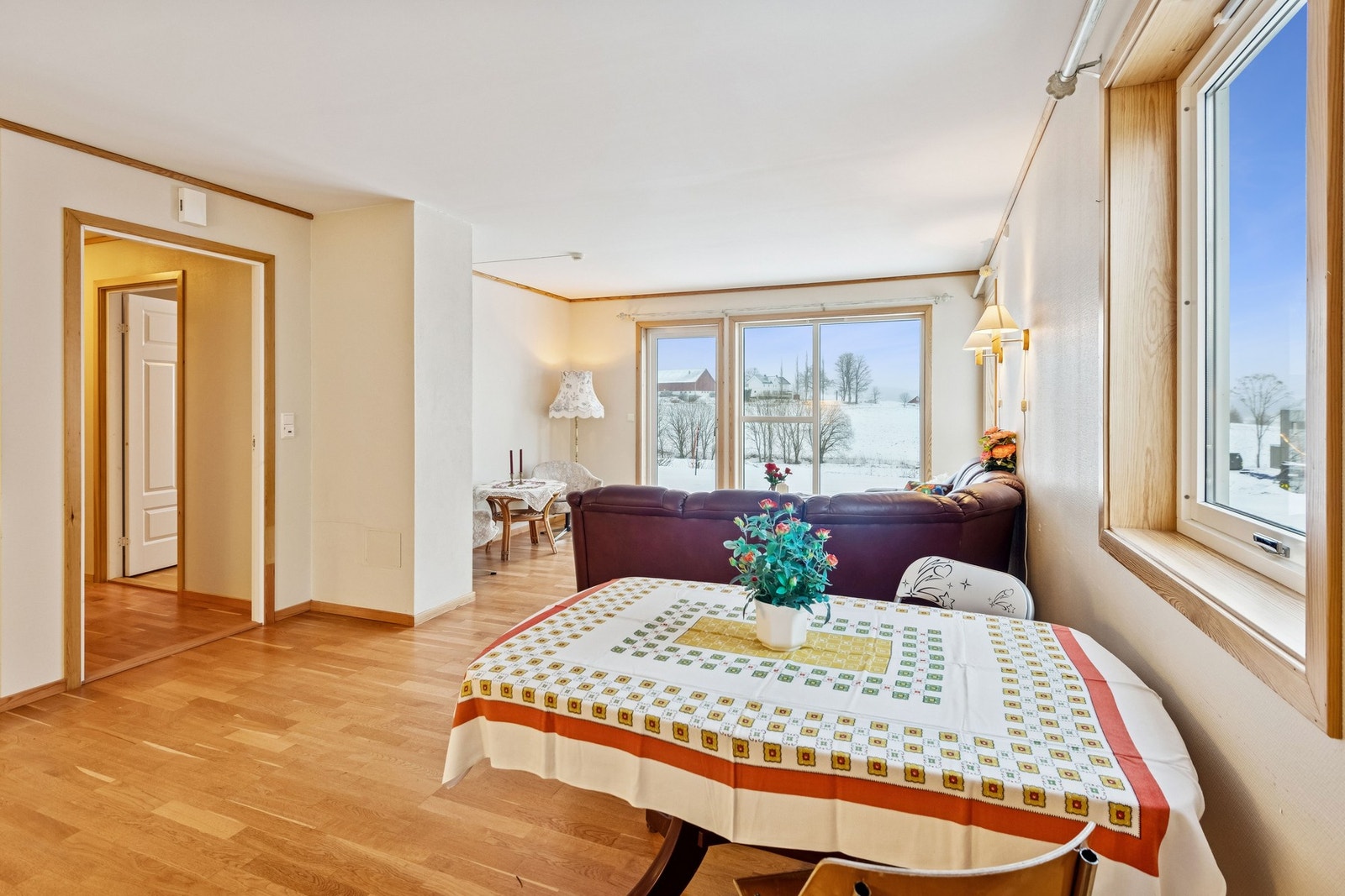 Stua oppleves lys og trivelig med masse naturlig lys inn. Galleribilde