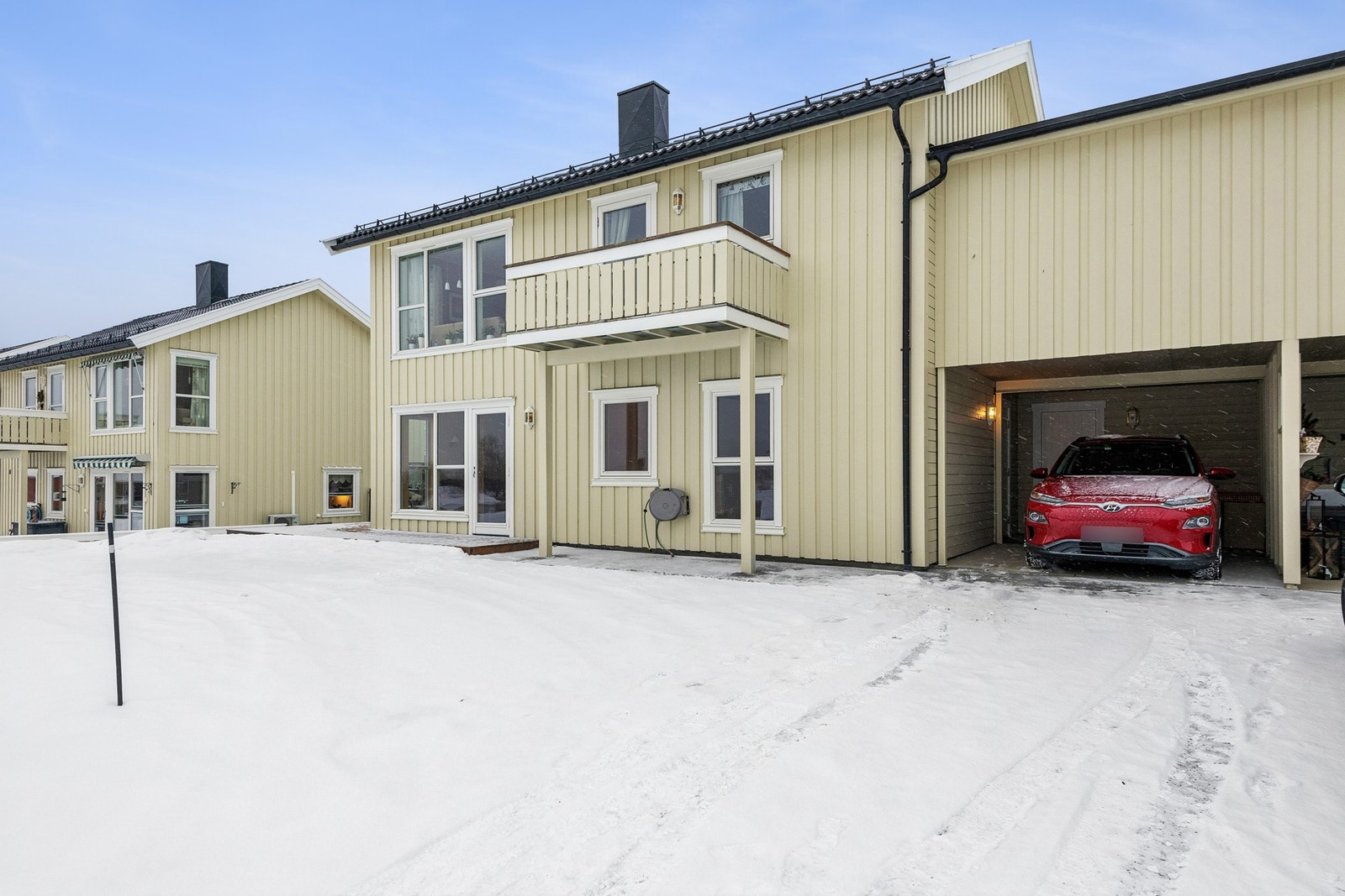 Leiligheten ligger på bakkeplan med parkering i carport og en god og enkel adkomst til leiligheten. Praktisk sportsbod innom carporten. Lettstelt og renslig uteområde med god plass til parkering på romslig asfaltert gårdsplass. Galleribilde
