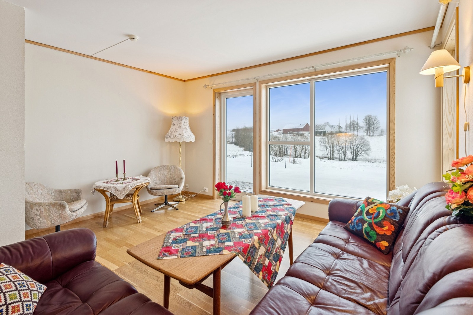 Fra stuen har man enkel adkomst til uteområdet - lettvint og praktisk i hverdagen. Galleribilde