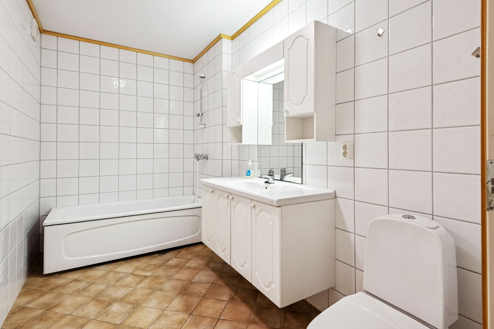 Flislagt bad med varmekabler i gulv, samt badekar med dusjløsning. Galleribilde