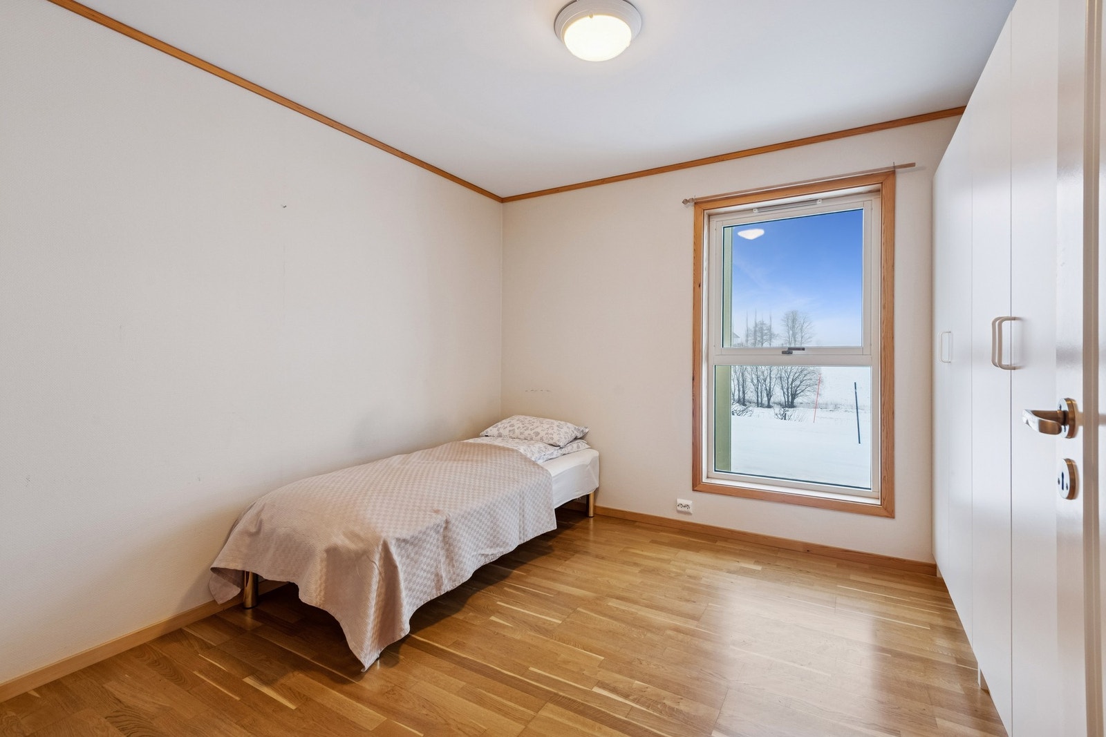 Hovedsoverommet har plass til dobbeltseng. Godt med garderobeskap. Galleribilde