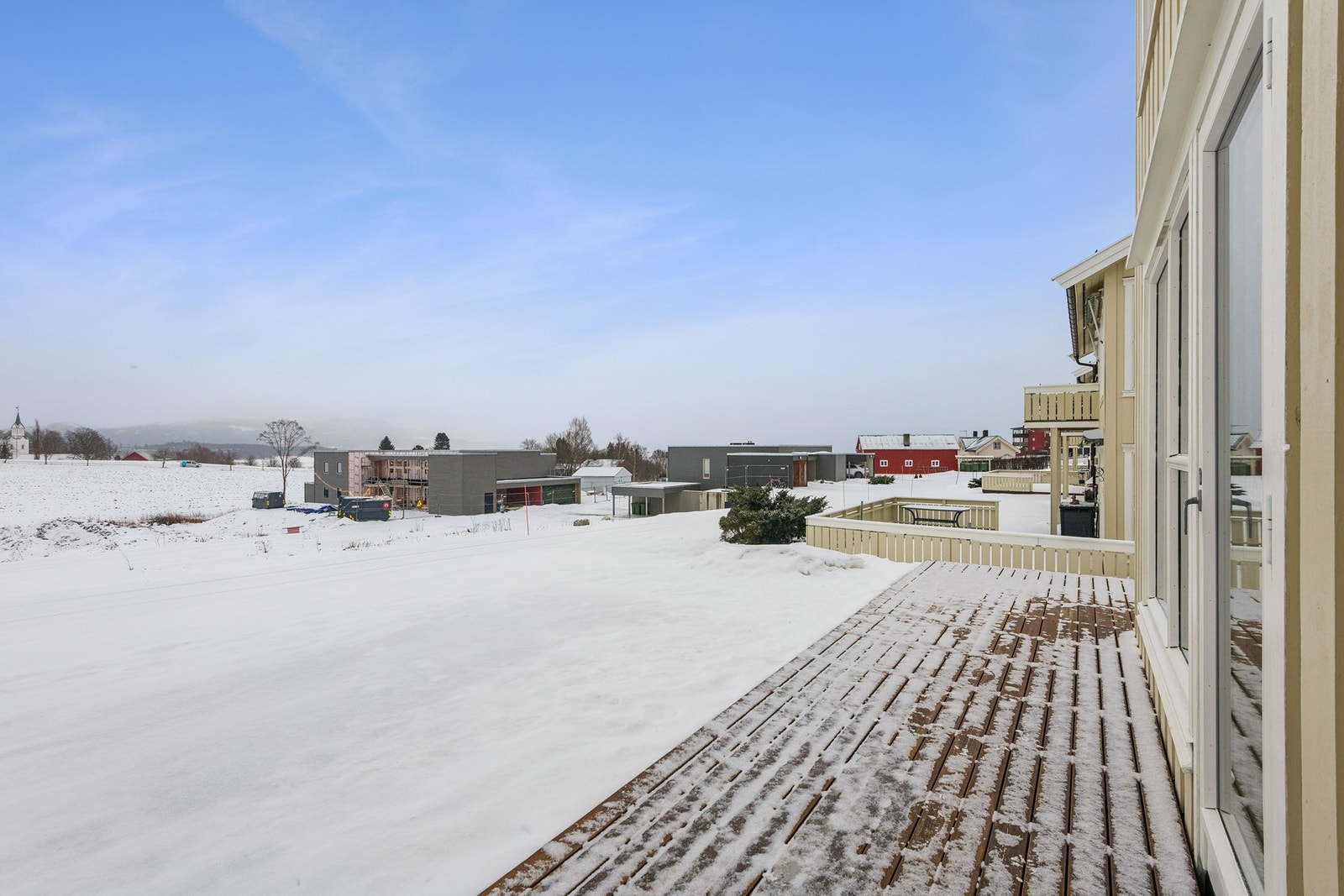 Fra plattingen utenfor stua har man nydelig utsikt utover landskapet (dessverre litt tåkete på bildet). Galleribilde