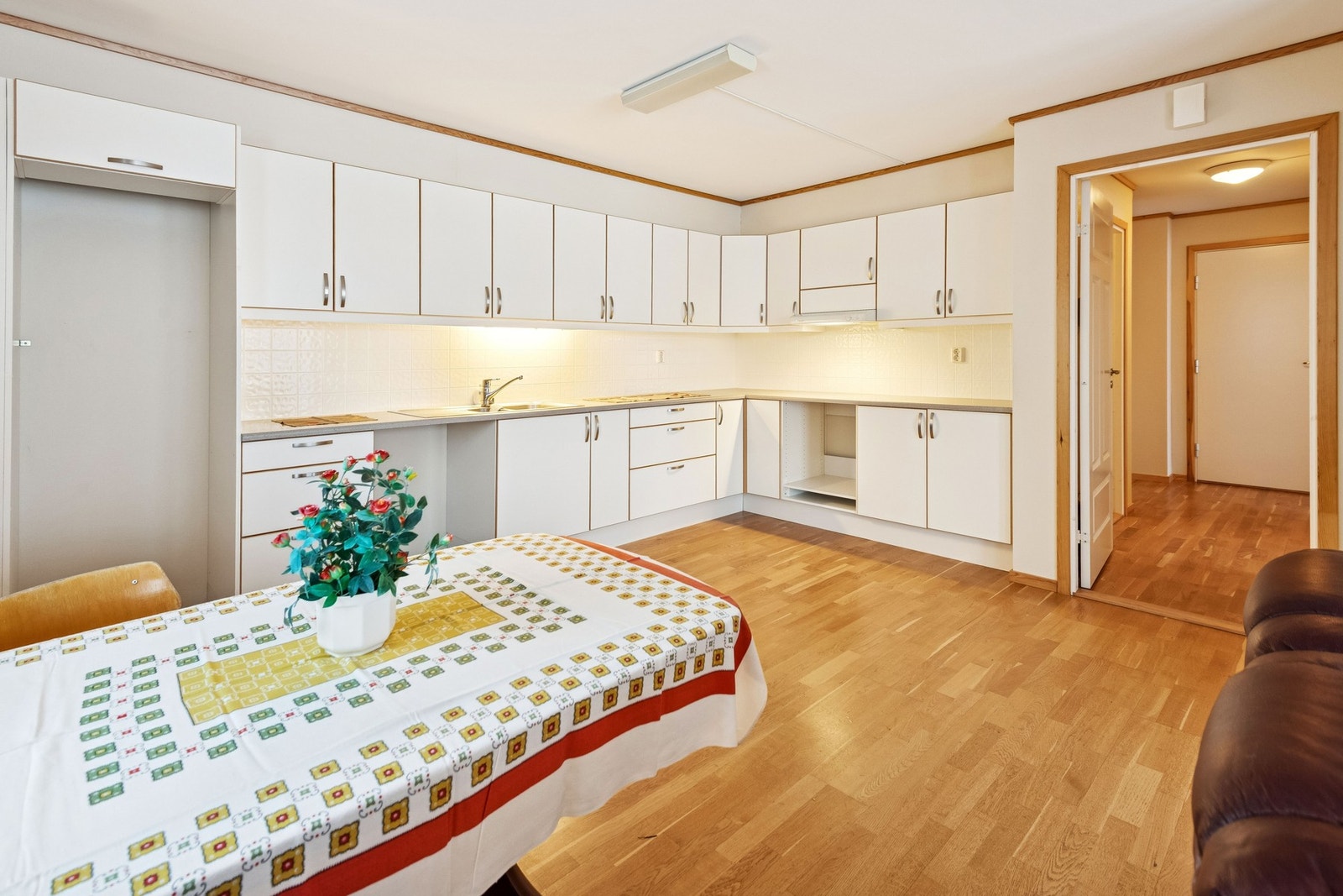 Romslig kjøkken med masse plass i skap, skuffer og på kjøkkenbenk. Galleribilde