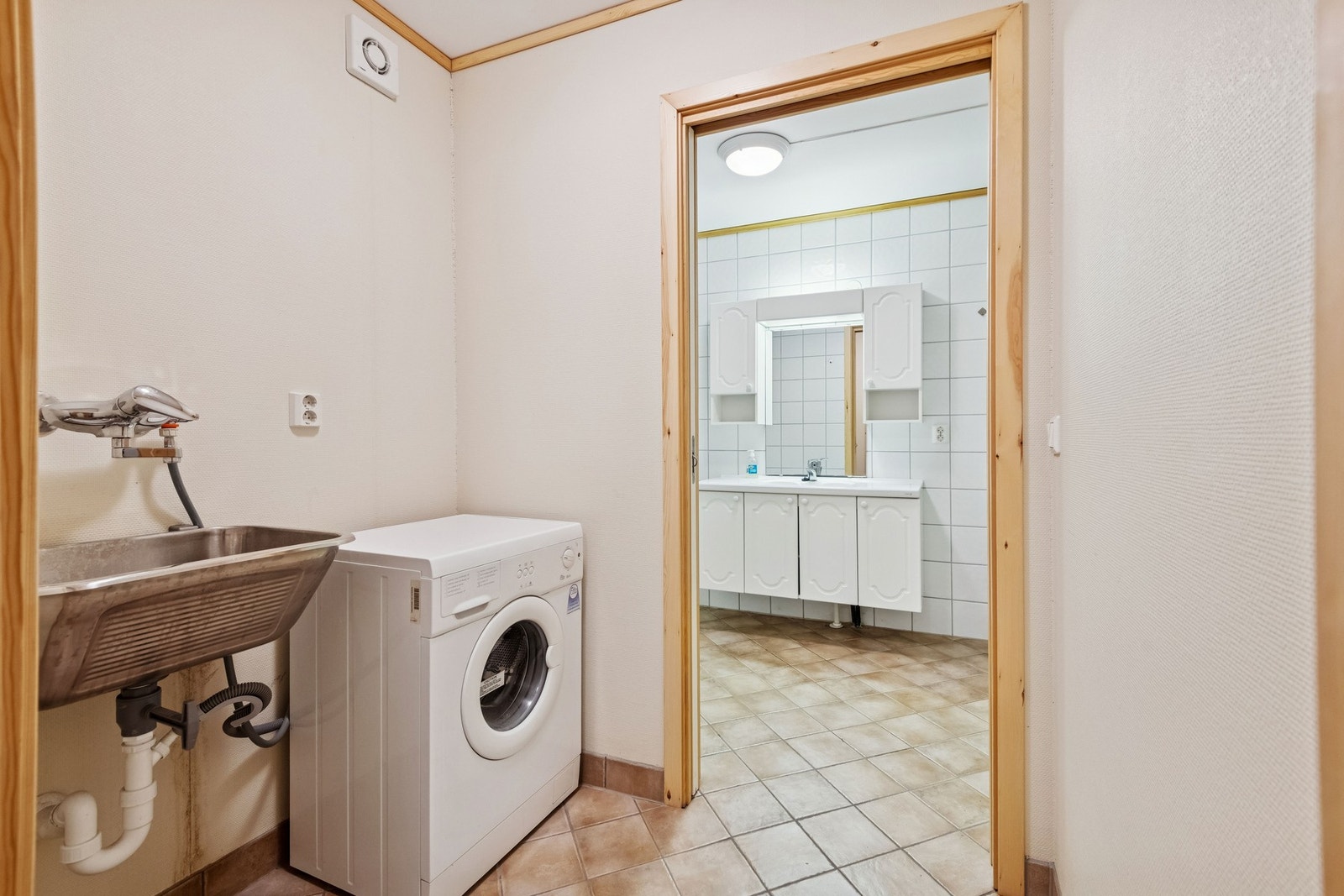 Vaskerom med opplegg for vaskemaskin og utslagsvask. Vaskerommet ligger praktisk til mellom badet og boden. Galleribilde