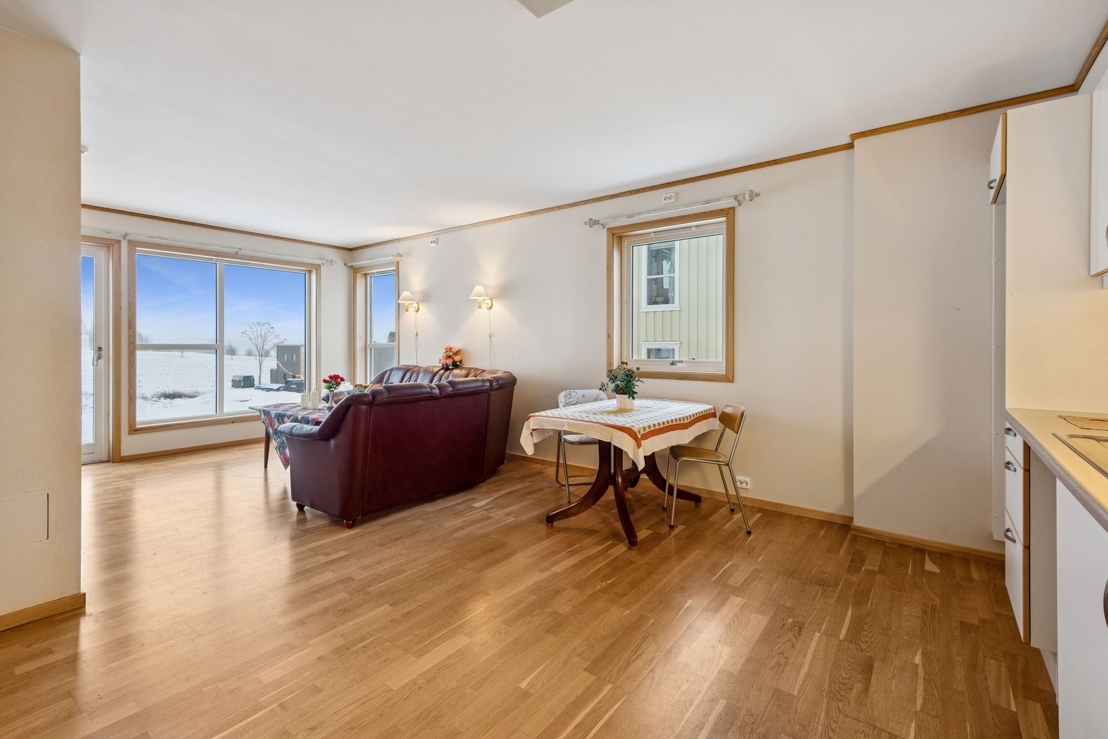 Åpen stue/kjøkkenløsning med store vindusflater, som gir en ekstra god romfølelse. Galleribilde