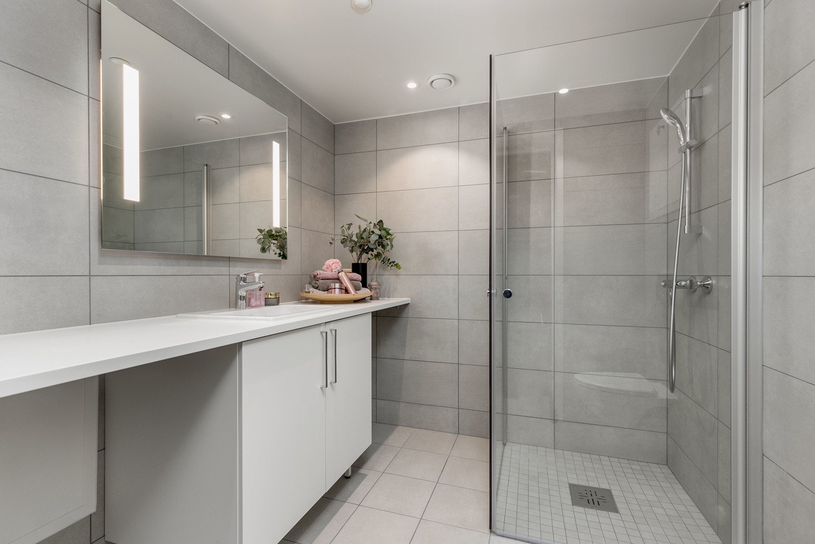 Delikat flislagt bad med alt man trenger for å få en fin start på dagen. Varmekabler i gulv. Galleribilde