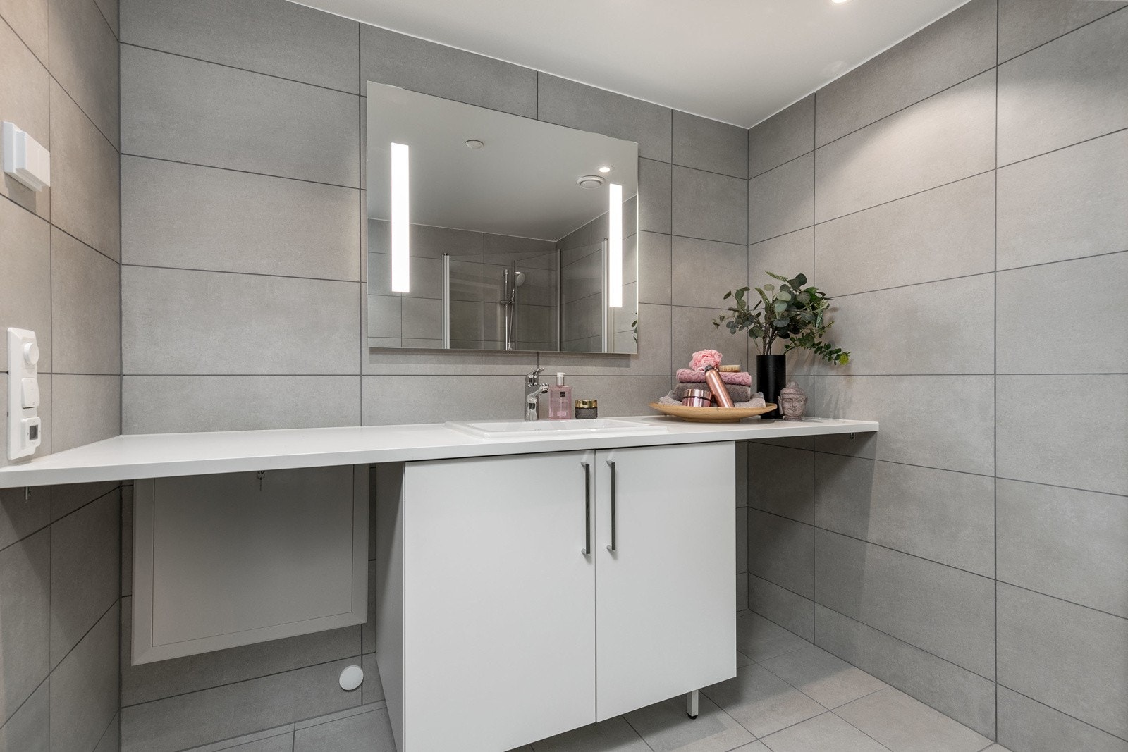 Delikat flislagt bad med alt man trenger for å få en fin start på dagen. Varmekabler i gulv. Galleribilde