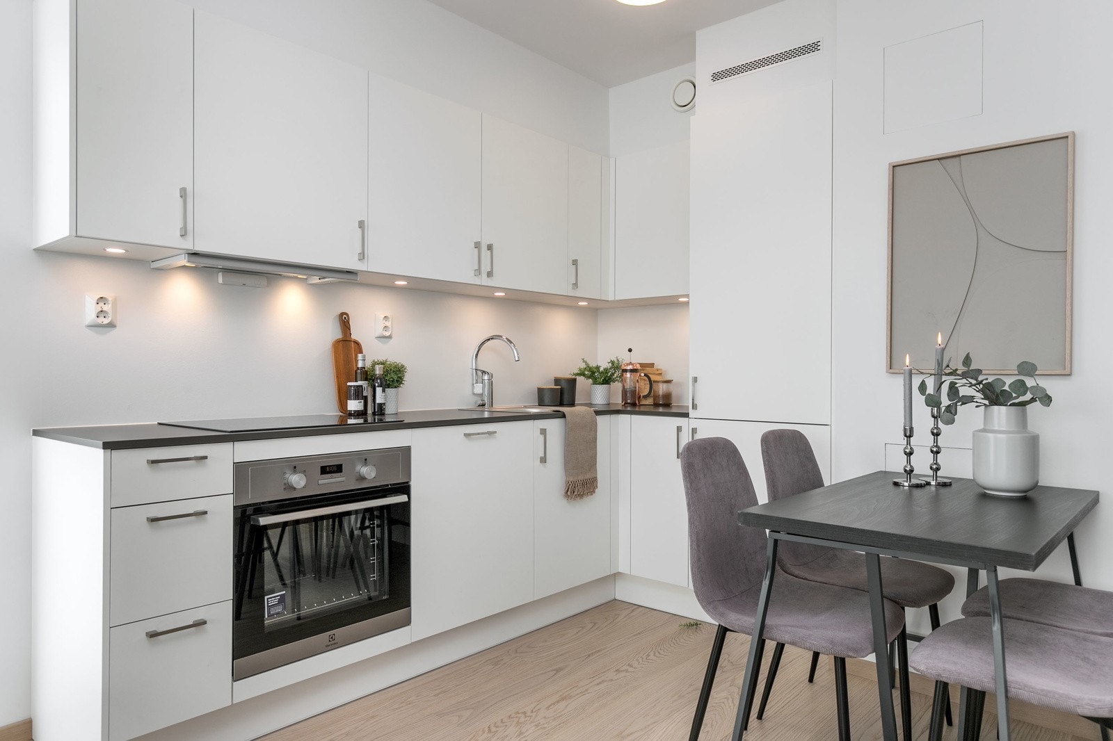 Kjøkkenet har integrert kjøl/frys, ovn, steketopp, oppvaskmaskin og uttrekkbar vifte. Belysning under skapinnredning Galleribilde