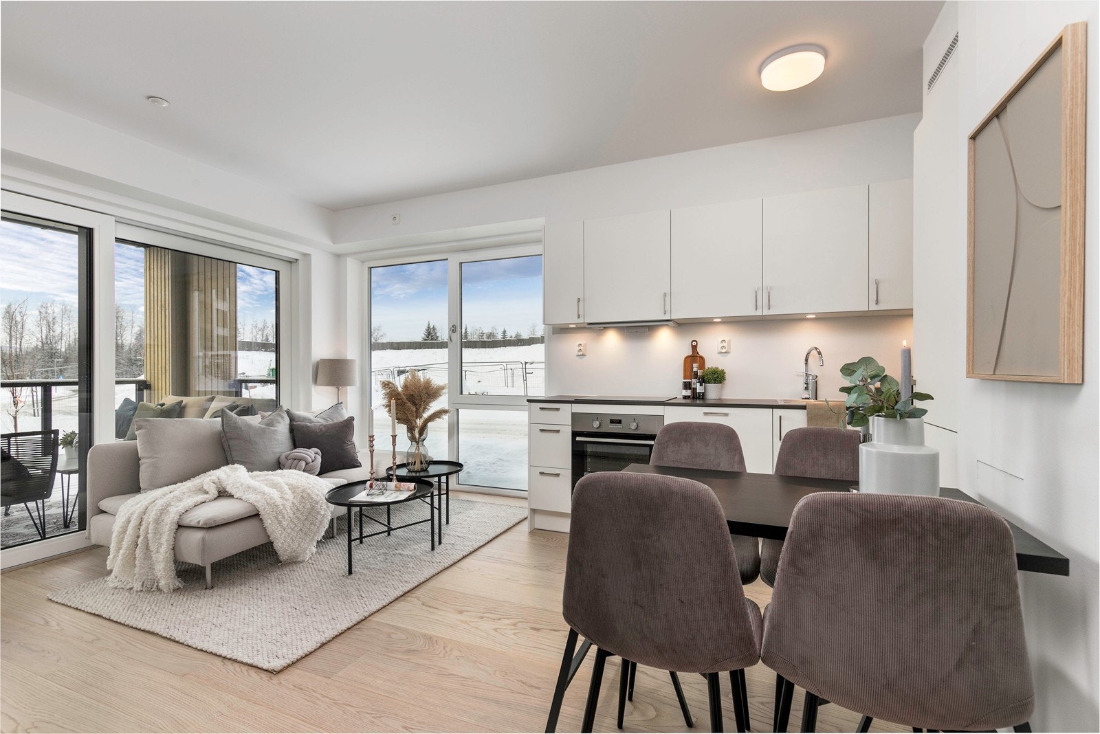 Gulvet i leiligheten er belagt med flott 1-stavs hvitpigmentert eikeparkett som strekker seg sømløst inn i de øvrige oppholdsrom. Galleribilde