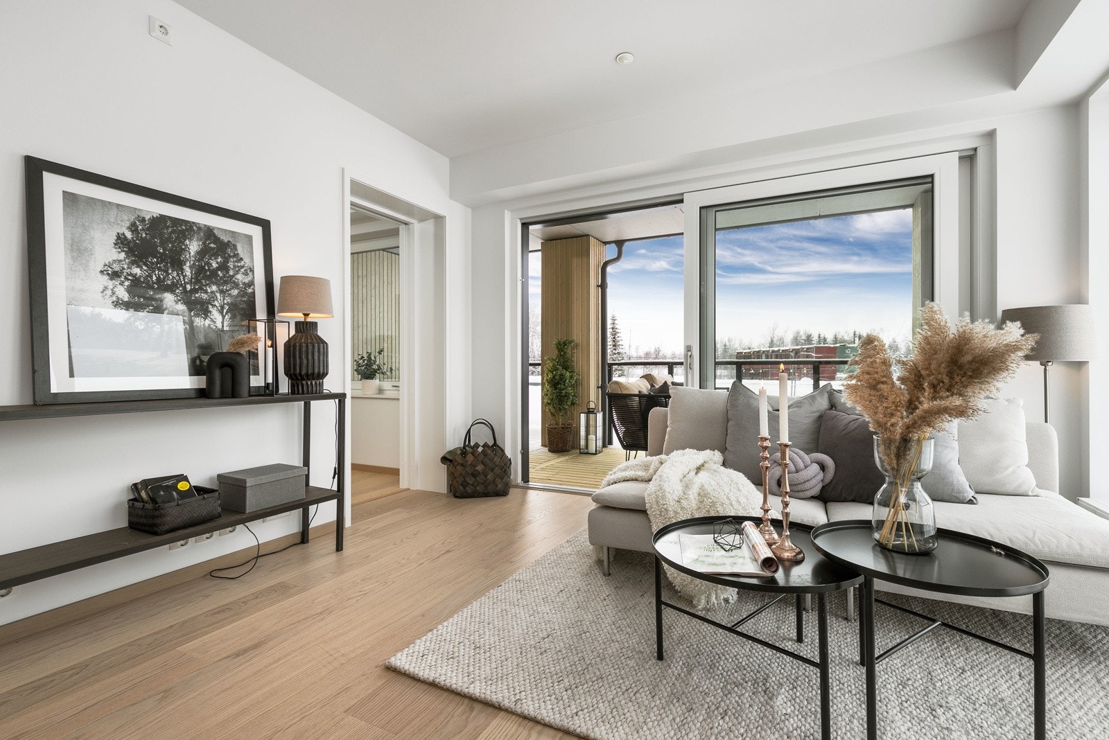 Fin avsatt plass til å sette inn et spisebord mellom stue og kjøkken Galleribilde