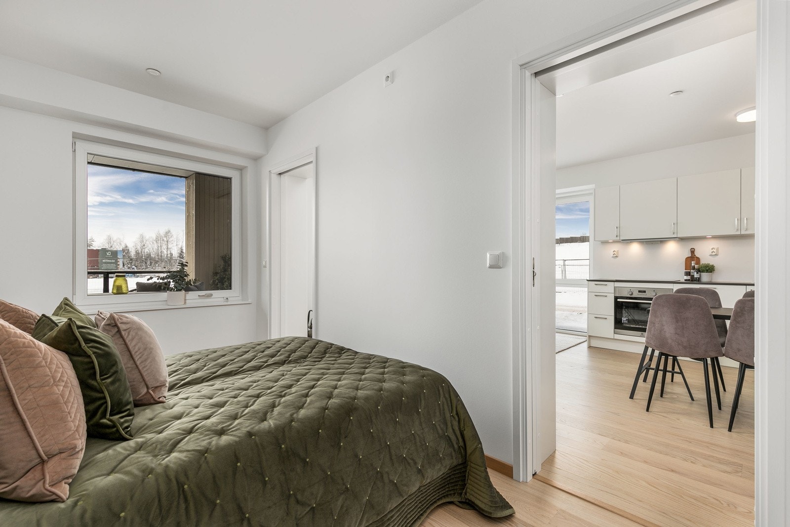 Hovedsoverommet har god plass til dobbeltseng med tilhørende nattbord Galleribilde