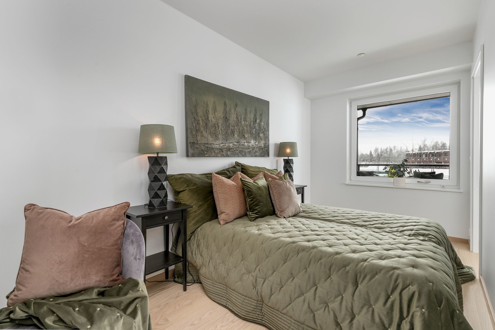 Lyst og innbydende hovedsoverom. Galleribilde