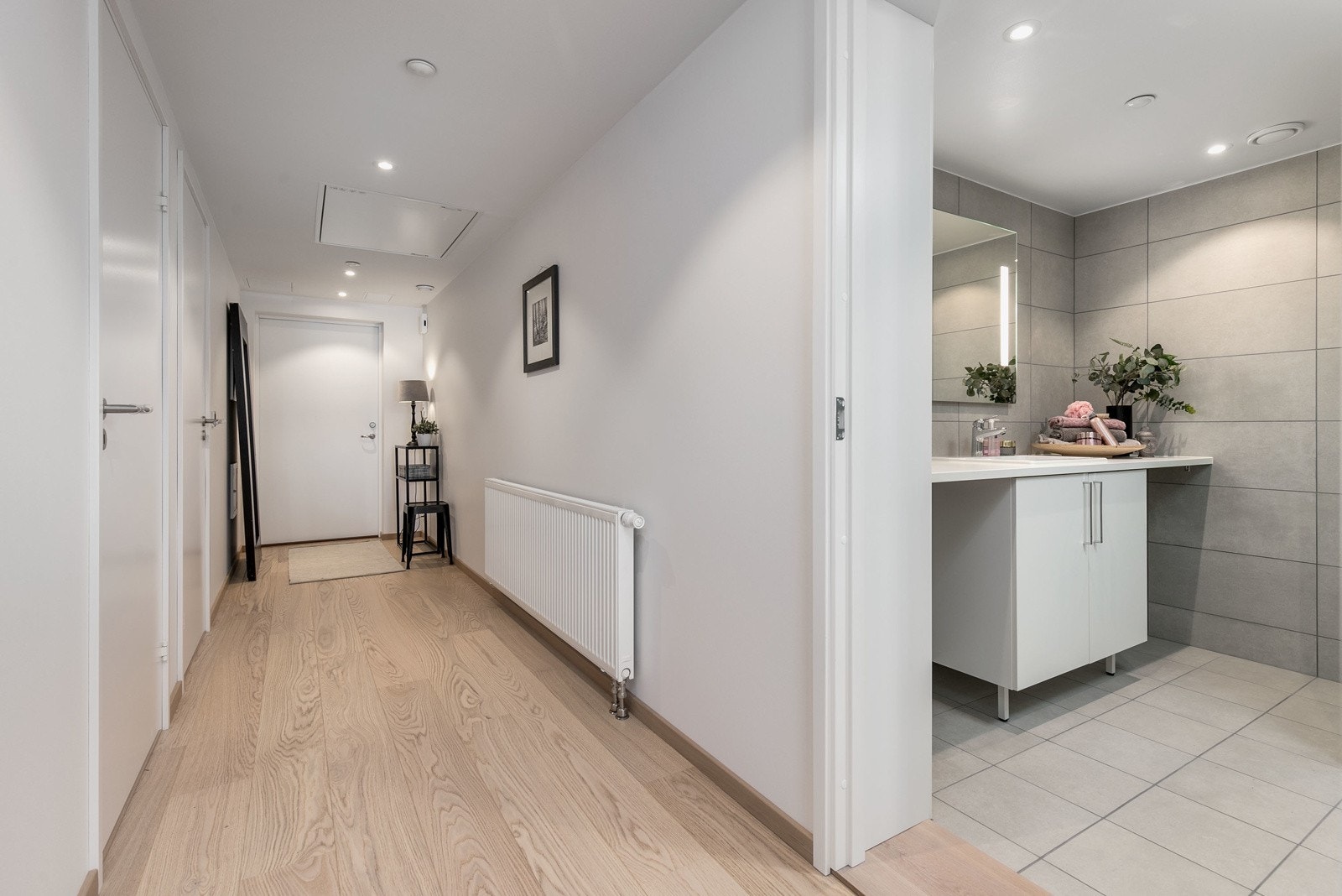 Flott entré som gir et godt førsteinntrykk. God avsatt plass til skapinnredning. Galleribilde