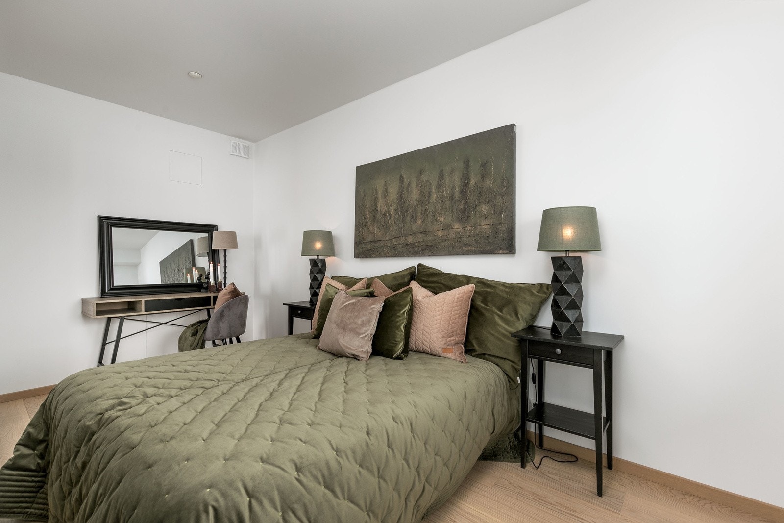 Lyst og innbydende hovedsoverom. Galleribilde