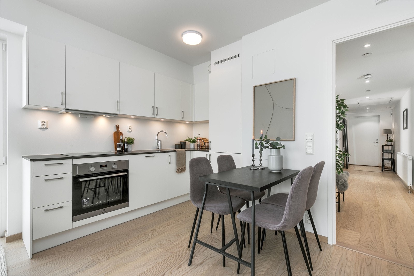 Lekkert kjøkken utformet i vinkel, med integrerte hvitevarer. Her har man alt man trenger for å tilberede alle dagens måltider. Galleribilde