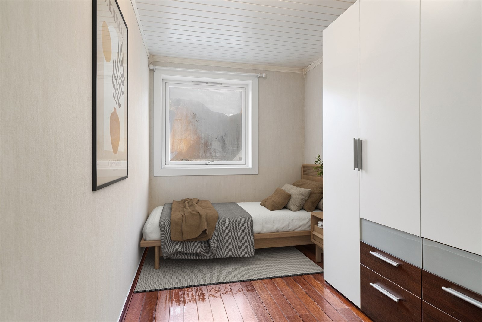 Soverom med plass til enkel seng og garderobe. Galleribilde