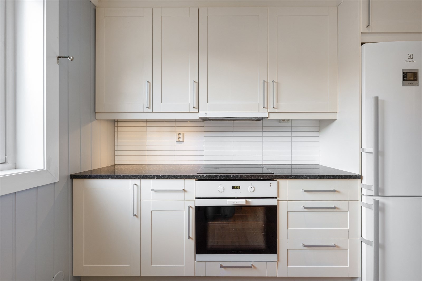 Kvitevarer som steikeovn, platetopp, ventilator, kjøleskap og oppvaskmaskin medfølger handelen. Galleribilde