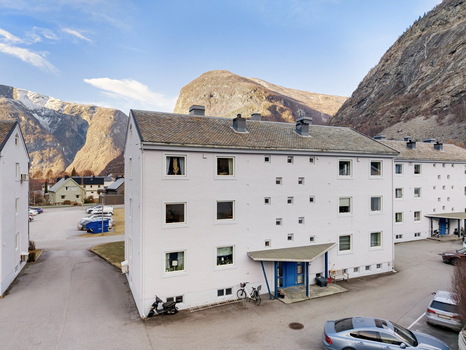 Midthagen burettslag består av 18 andelseigarar, og er eit godt opparbeida burettslag. Burettslaget skifta i 2020 alle avløps- og vannrøyr frå kvar enkelt leilegheit og ut til kommunalt nett. Galleribilde