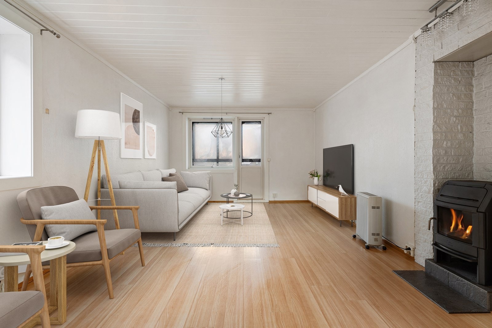 Stova er enkel å innreie med plass til stor sofagruppe. Galleribilde