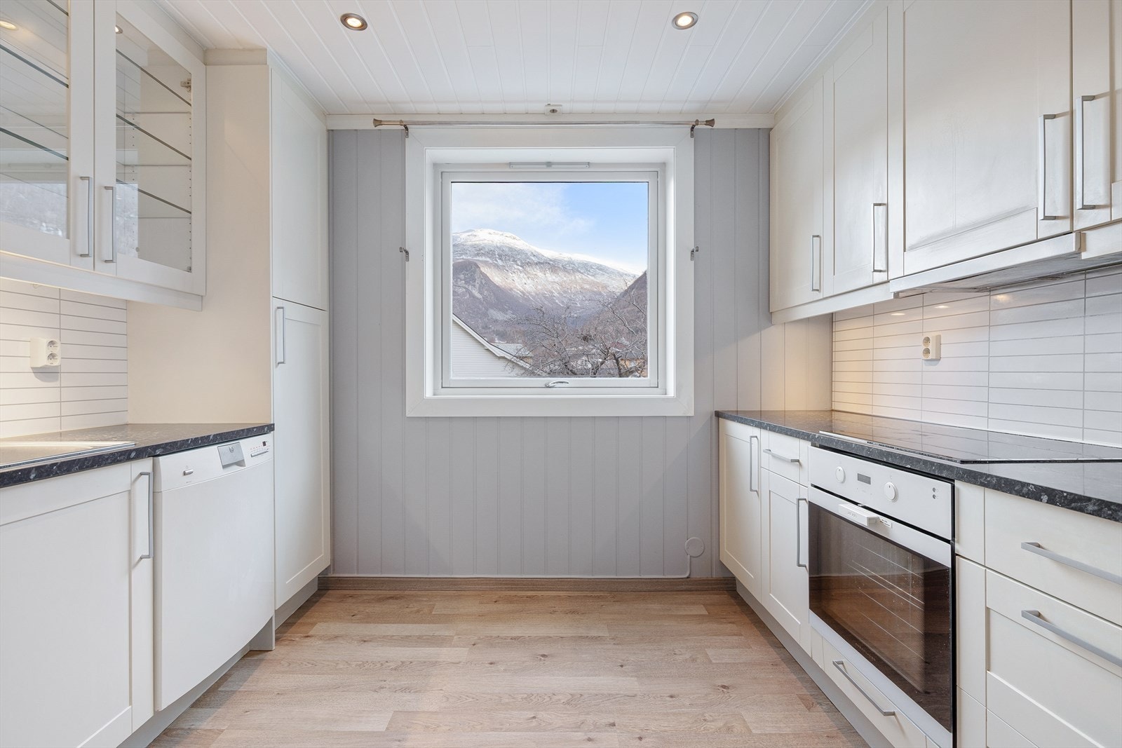 Kjøkken med profilerte frontar. Galleribilde