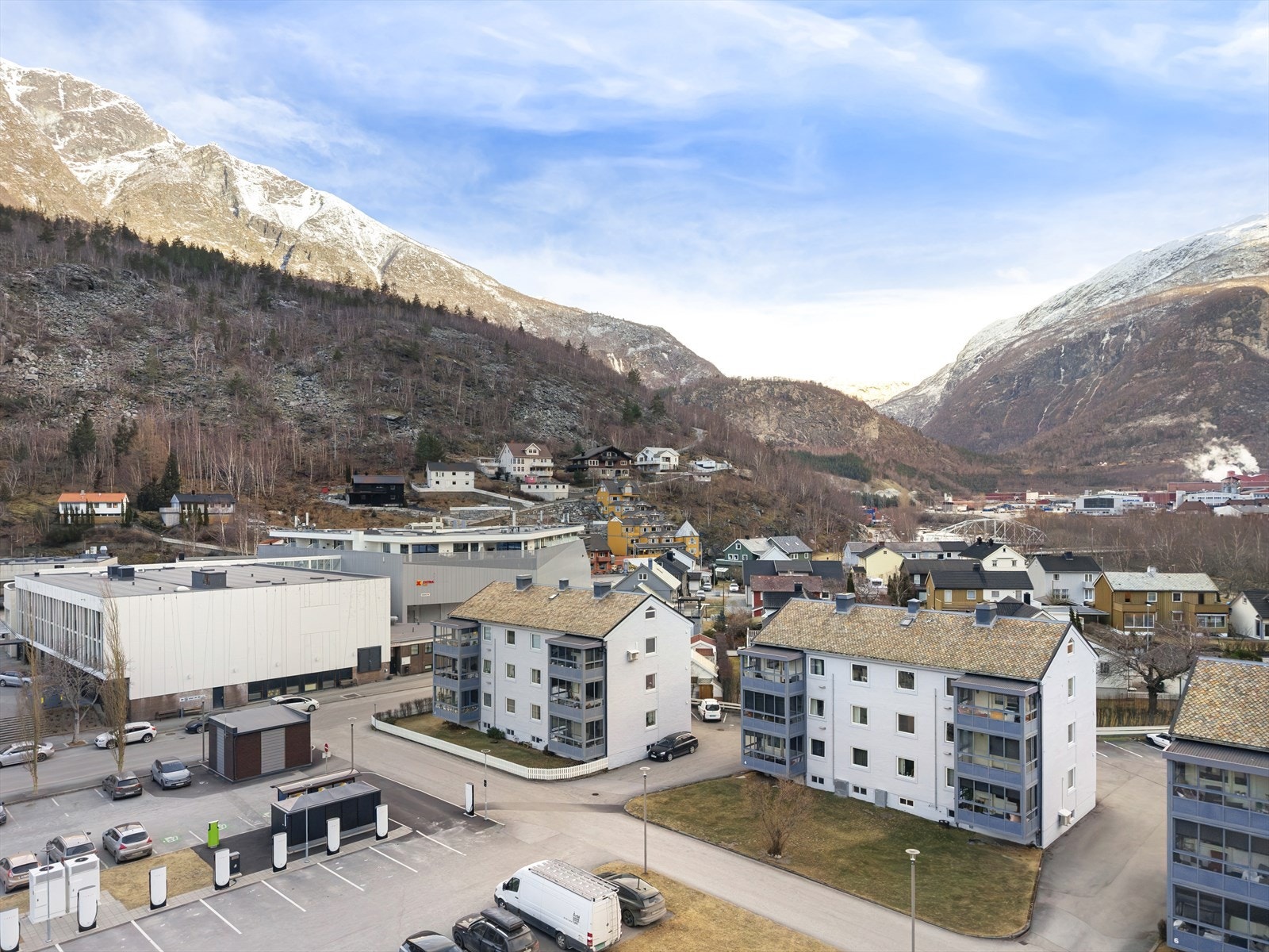 Leilegheita held ein gjennomgåande grei standard i alle rom, og har praktisk planløysing med utgang til innglasa balkong. Denne passar perfekt for deg som ynskjer ei lettstelt leilegheit der du kan sette ditt eige preg! Galleribilde