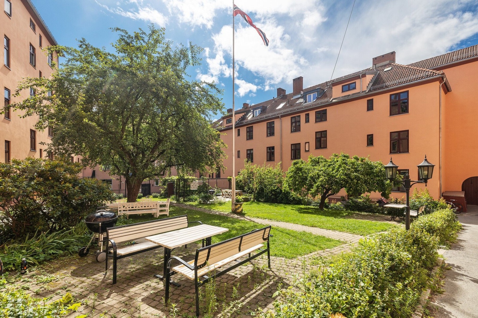 Det er felles griller, benker og bord. I øvre gård er det i tillegg lekestue og i løpet av 2026 kommer det nytt klatrestativ for de små. Galleribilde