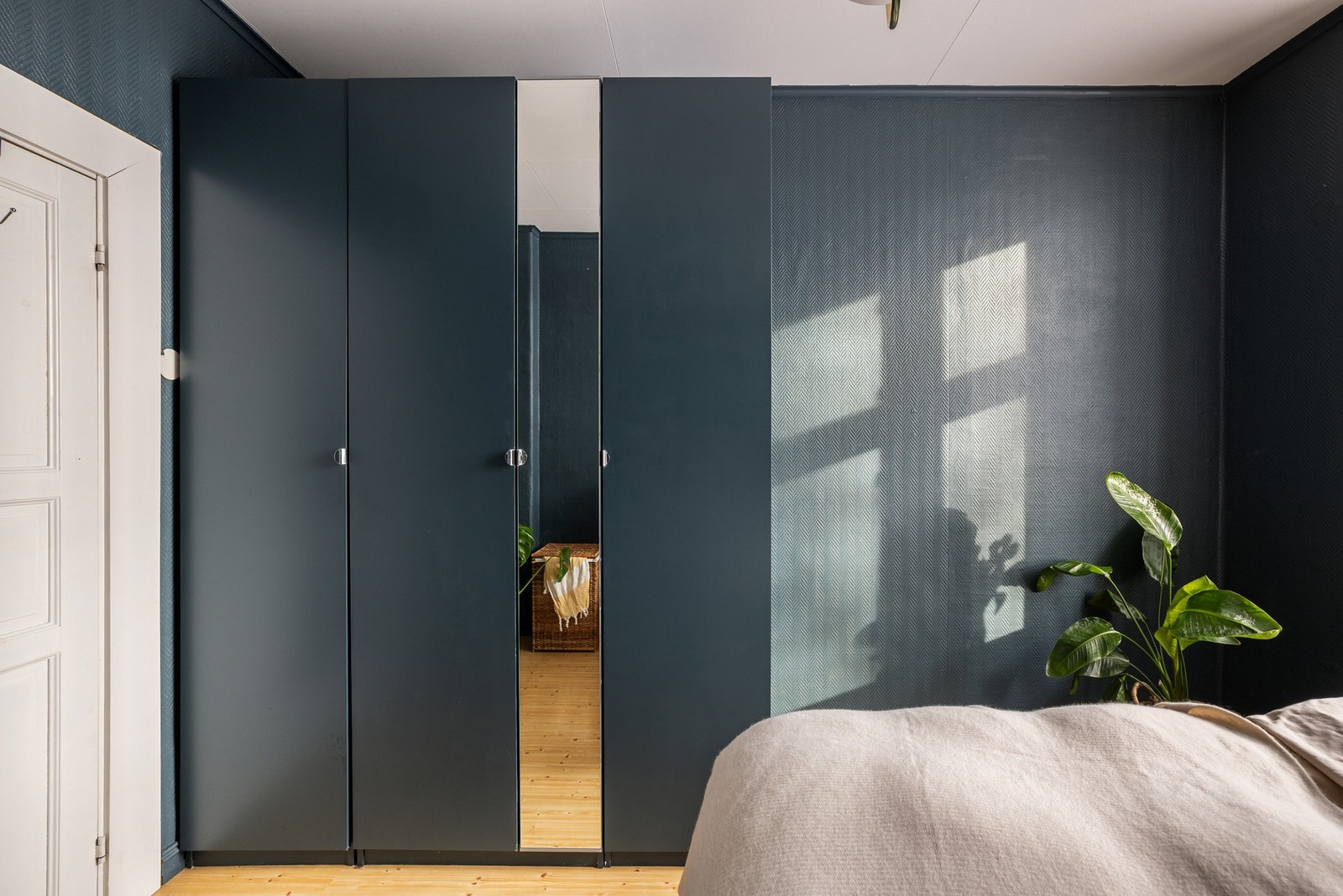 God oppbevaringsplass til klær og det du ellers trenger å gjemme bort for et ryddig soveromsmiljø i praktiske garderobeskap. Galleribilde