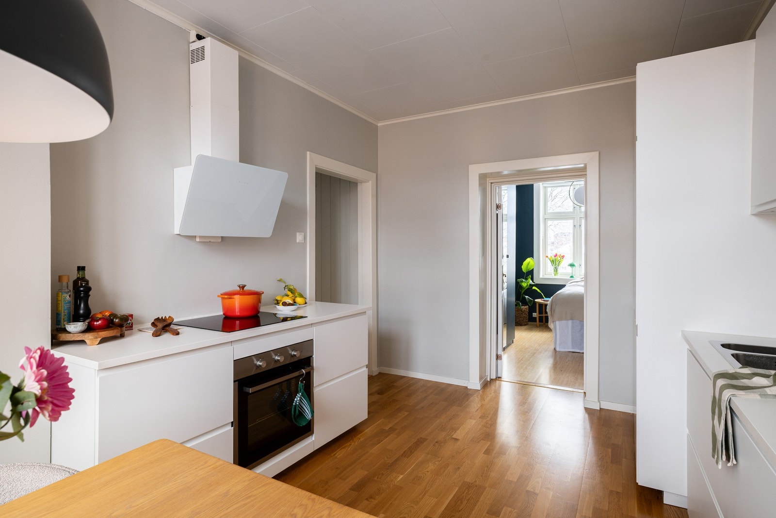 Det er integrerte hvitevarer så som kjøleskap med fryser, induksjonsplatetopp, komfyr, kullfiltervifte og oppvaskmaskin. Galleribilde