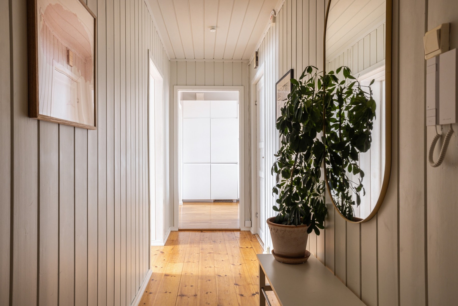 Overflatene er lysmalte og på gulvet er det sjarmerende originalt tregulv. Galleribilde