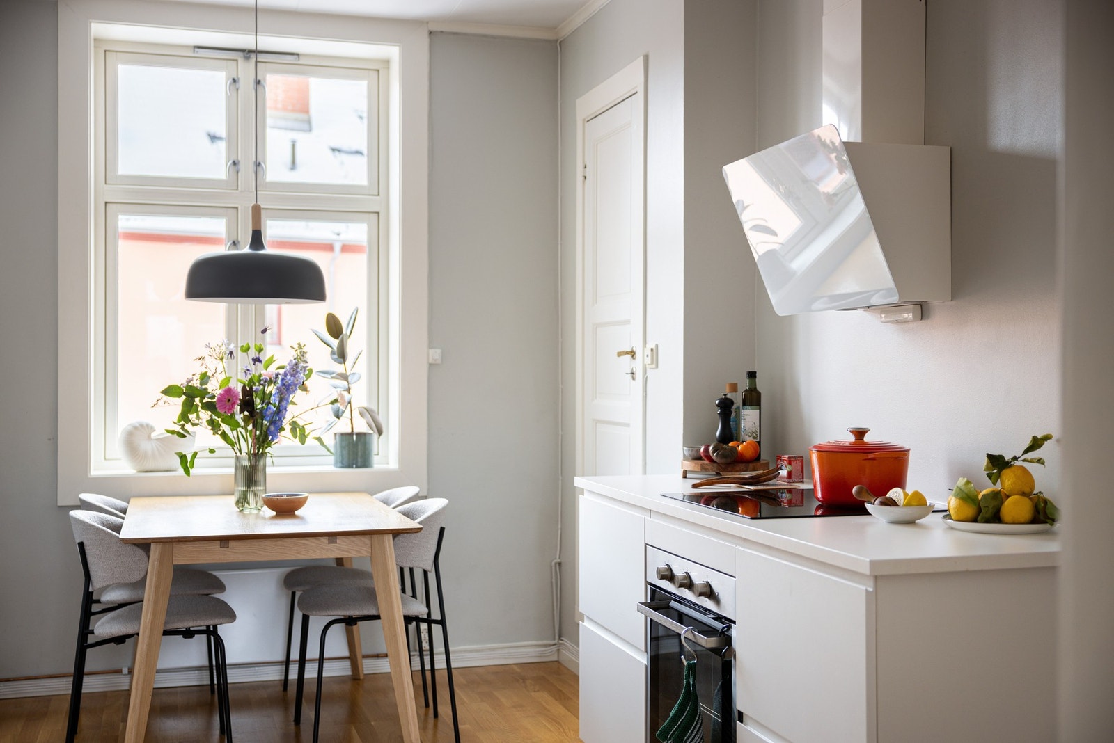 Leiligheten har et stort og fint spisekjøkken som blir denne boligens naturlige samlingspunkt og er et luftig og fint rom. Galleribilde