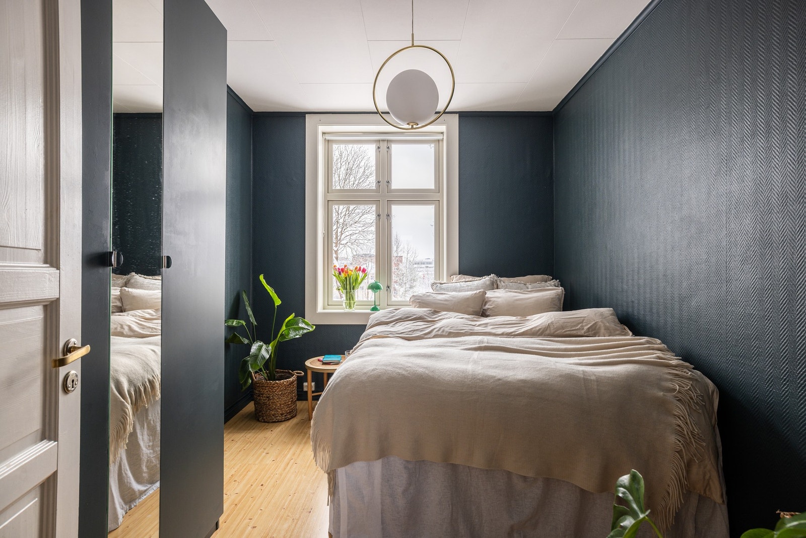 Leiligheten har et lyst, stort og innbydende soverom med stor vindusflate vendt mot ut fredelig blindvei. Galleribilde