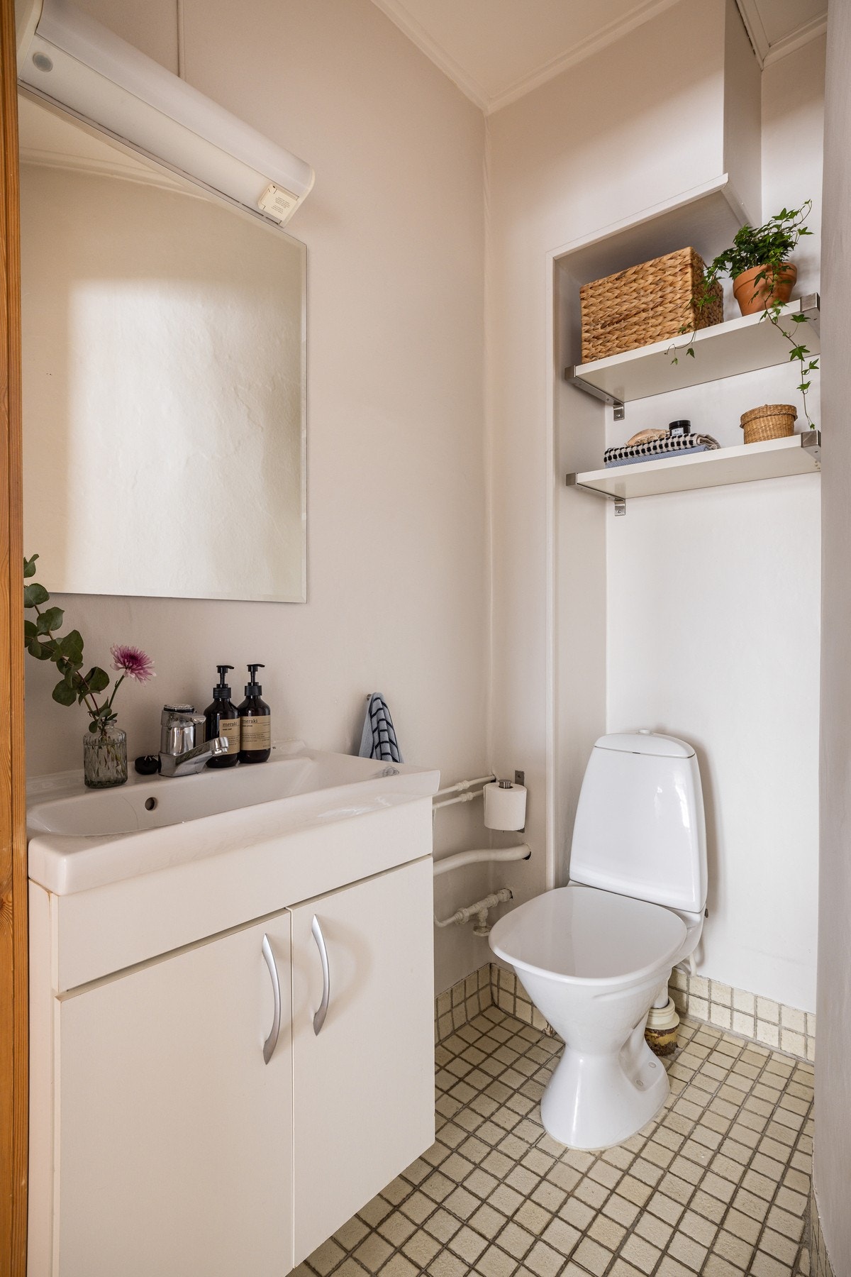 Vegg-i-vegg med baderommet og med adkomst fra entréen har du et praktisk separat toalettrom. Galleribilde