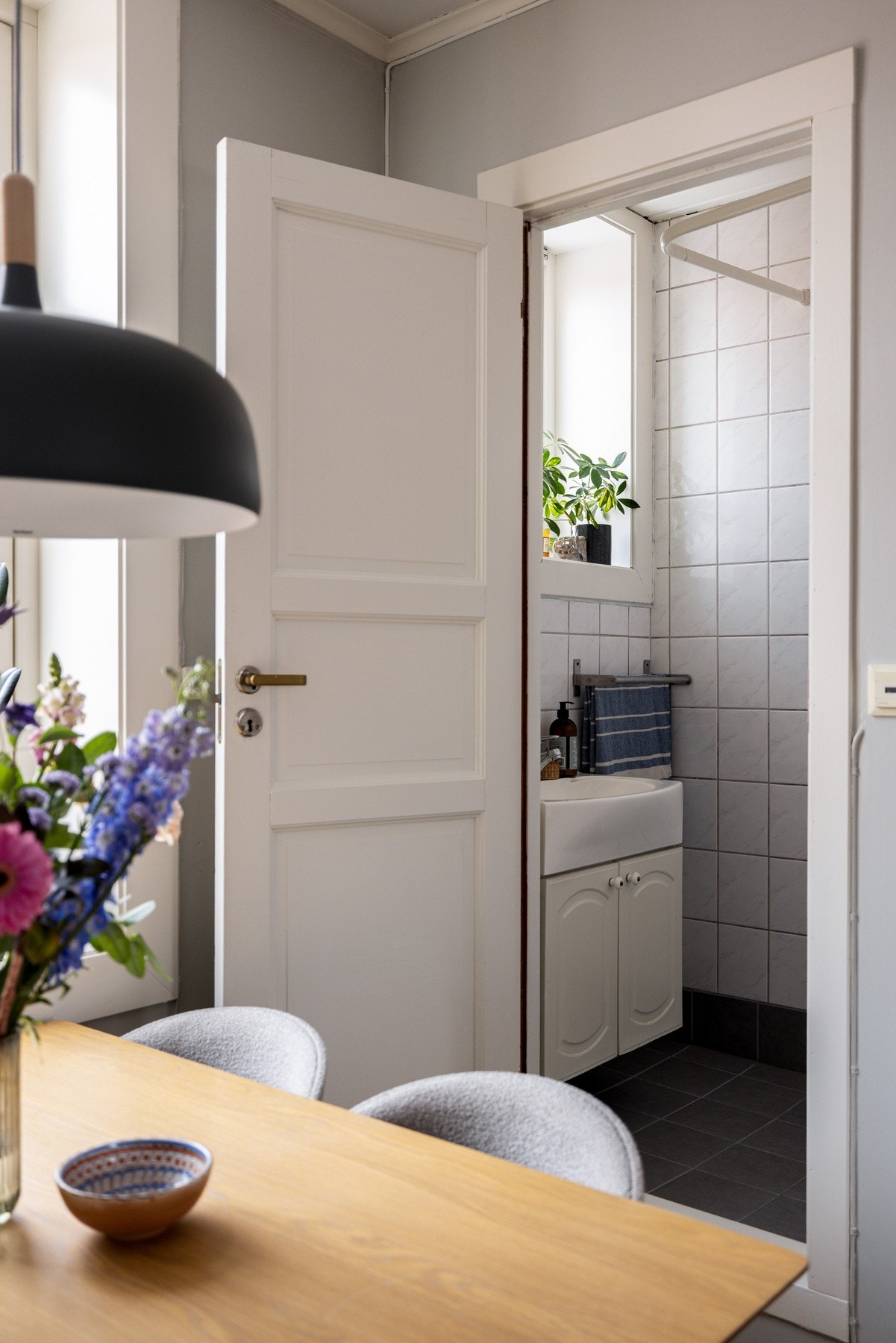 Leiligheten har et lyst og pent flislagt baderom med gulvvarme. Også på baderommet har du et lite vindu som slipper inn deilig dagslys. Galleribilde