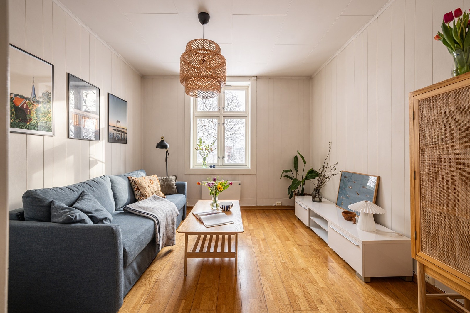 Dette er et utrolig godt rom å være i: Mye lys, luft og god takhøyde skaper en god og lun atmosfære. Galleribilde