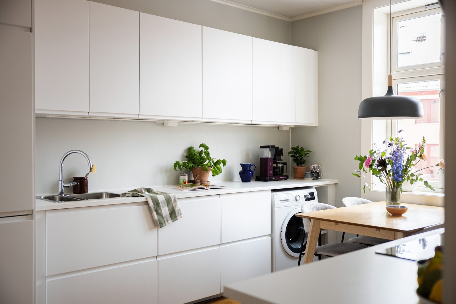 Kjøkkenet ble sist pusset opp i 2019, og har et tidløst og moderne uttrykk. Galleribilde