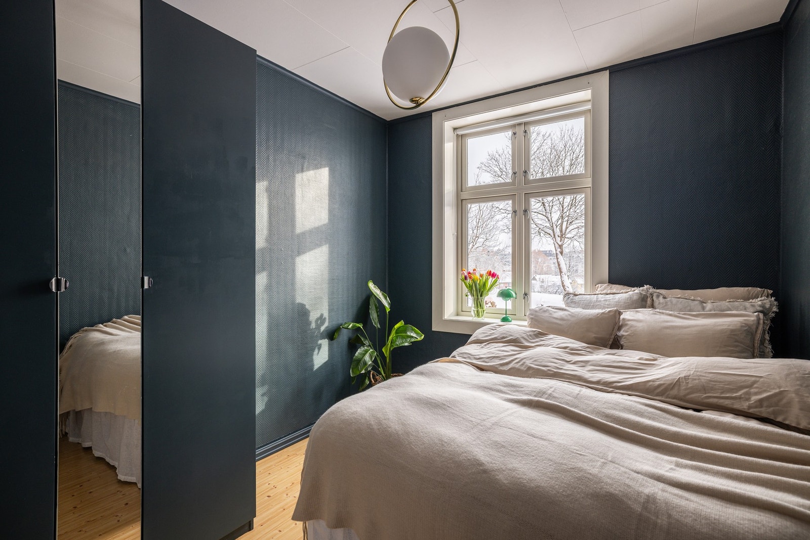 God plass til dobbeltseng med tilhørende nattbord. Galleribilde