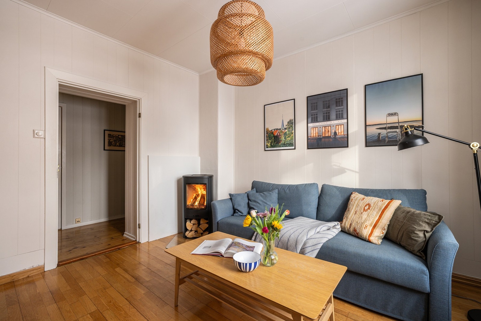 På kalde dager sørger en stilig peisovn for både varme og den ekstra hyggelige stemningen som bare levende ild kan gi (pipeløpet ble rehabilitert i regi av borettslaget i 2012). Galleribilde